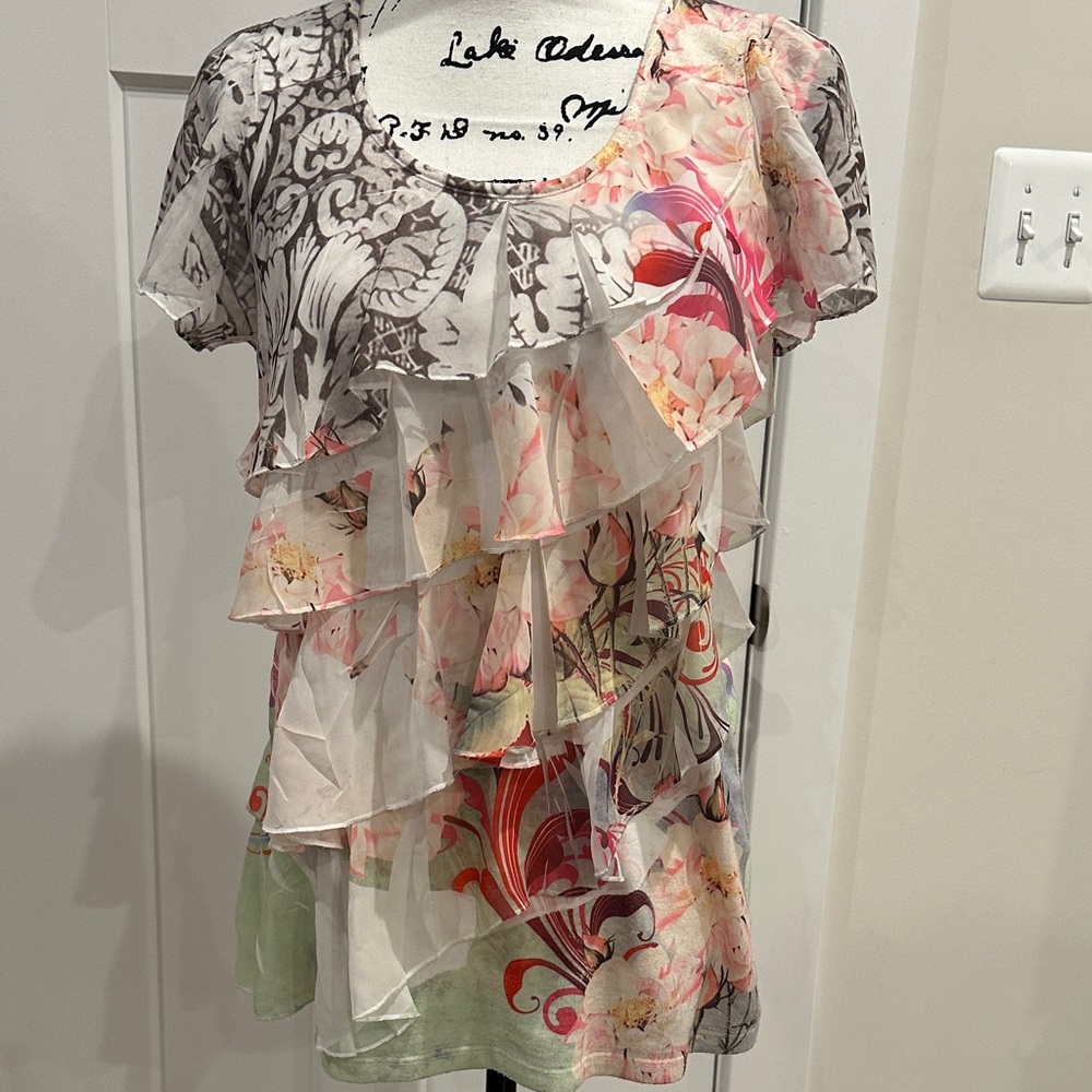 🩵$5 FLORAL Multicolor Ruffle SHORT SLEEVE BLOUSE. SIZE MEDIUM. - Picture 4 of 10